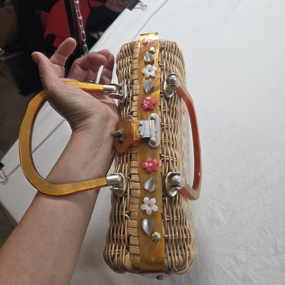 Elegant Tan Wicker Shoulder Bag with Floral Accents - Picture 10 of 11